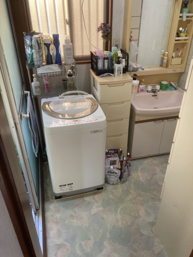 長年使用の洗面化粧台も交換します。