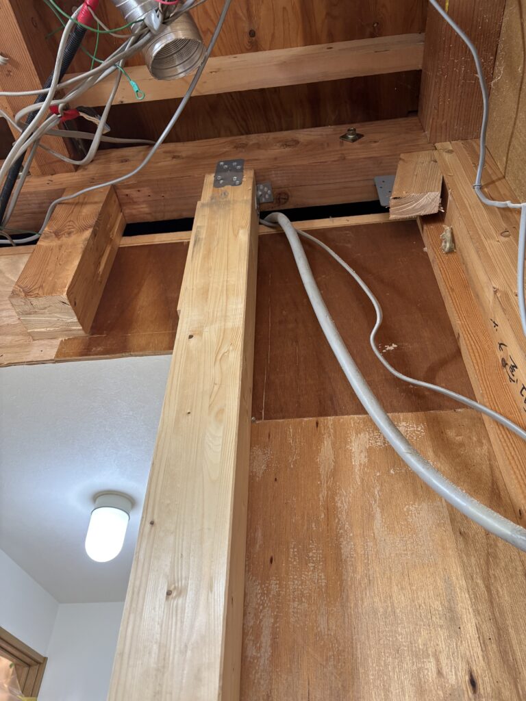 筋交いも撤去し、新規の柱を引き戸の横に立てました。