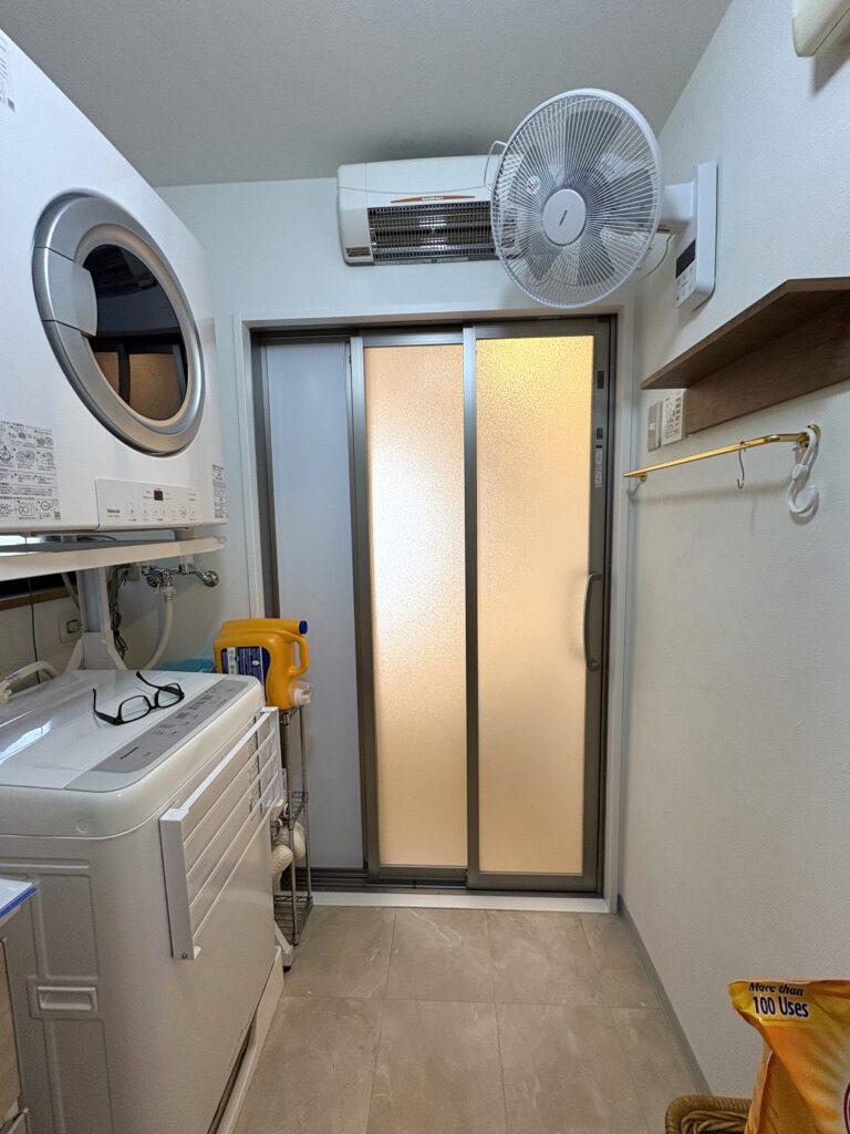２枚引き戸は、ドアの横に少しの幅の壁が付き、洗濯水栓が付けられたり、引き戸のレールが奥まらず、掃除も行き届きます。