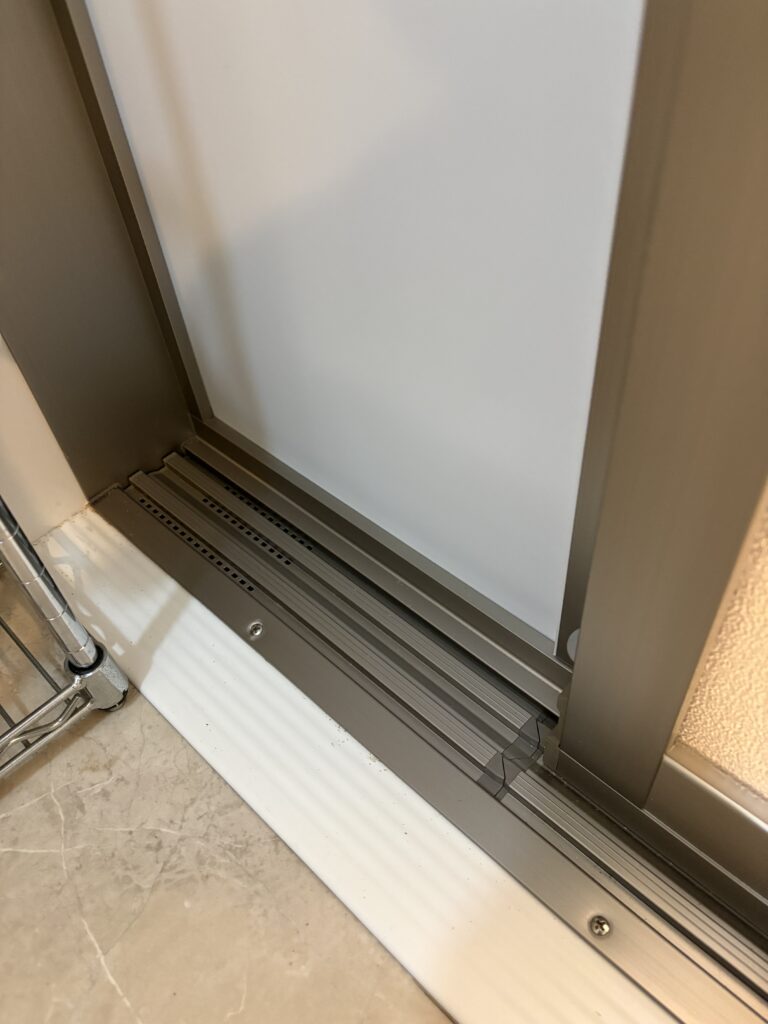 引戸のレールは、取り外してお掃除ができるようになっています。