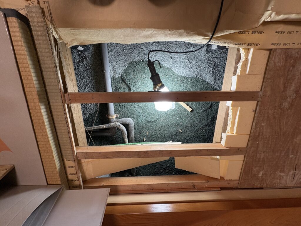 和室の床下に漏水が見られました。水試験をし、原因を探り、対処しました。