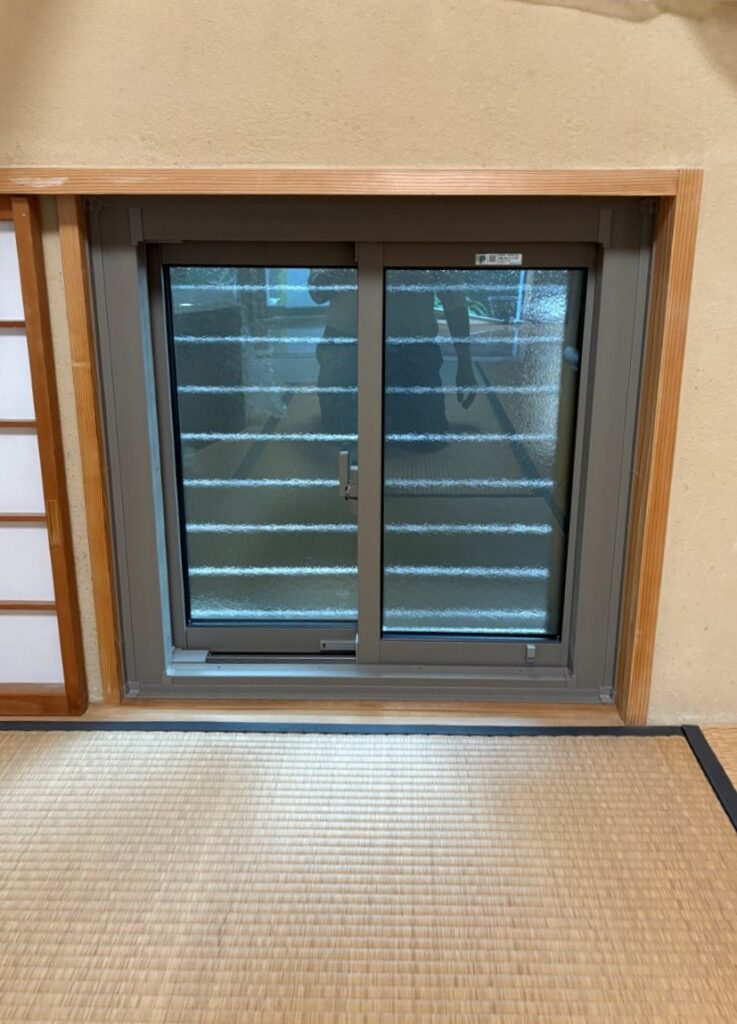 和室地窓のルーバー窓は引き違い窓に交換です。