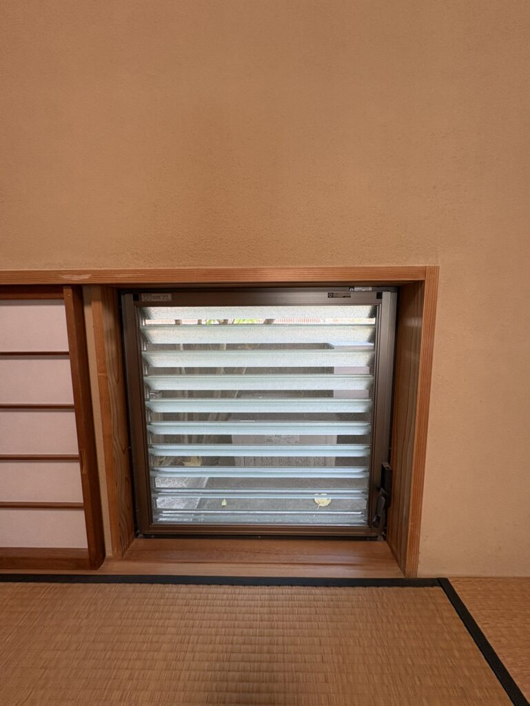 和室の地窓も断熱性に乏しいルーバー窓でした。