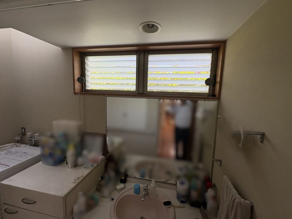 洗面室の窓も断熱性に乏しいルーバー窓でした。