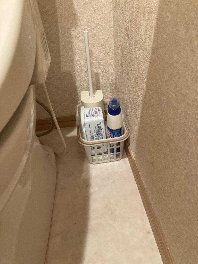 掃除道具は床に置いてあり、小さなストレスでした。