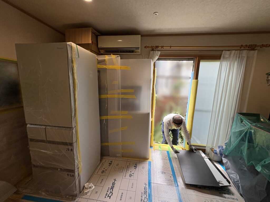 搬入、廃材搬出は、キズなどのリスクの少ない経路、大きな窓を利用しました。