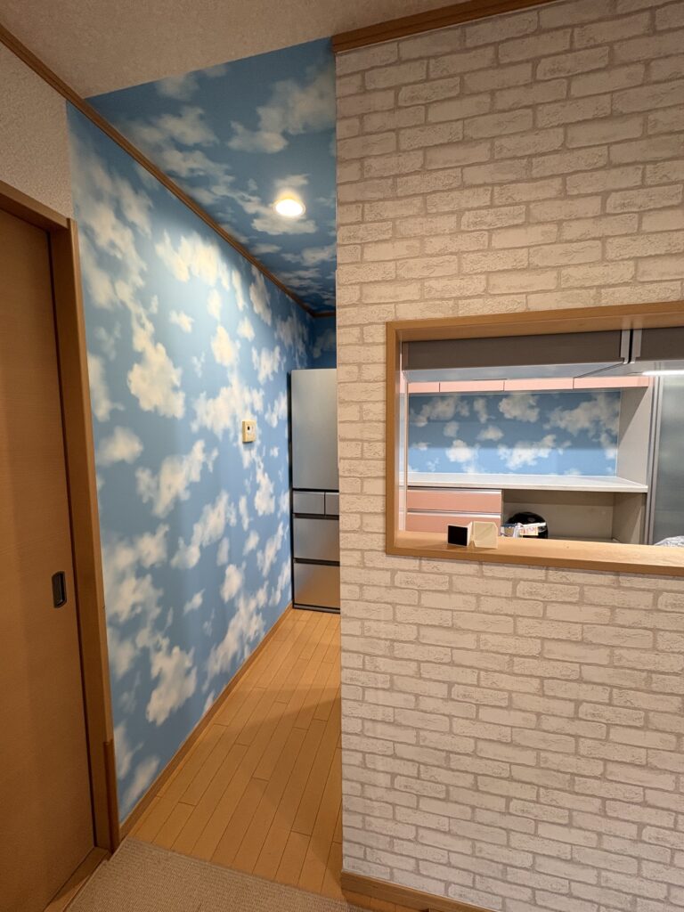 キッチンへの入口から青空が広がります。