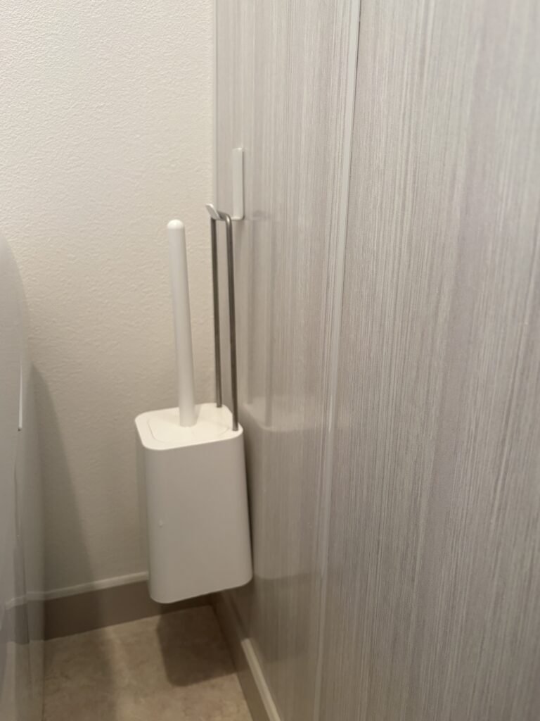 トイレブラシはマグネットフックで床から浮かし、床掃除がとてもしやすくなりました。