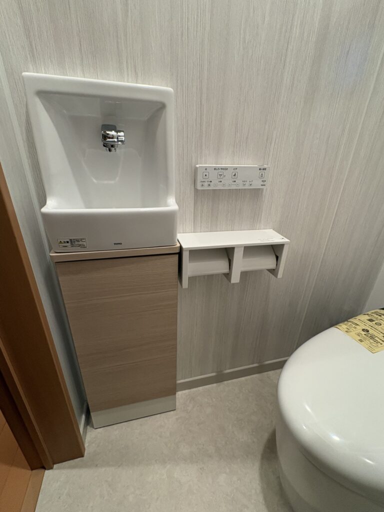 新設した手洗い器TOTOスリムシリーズ。埋め込み式で思ったほど水撥ねしないと、ご使用いただいています。