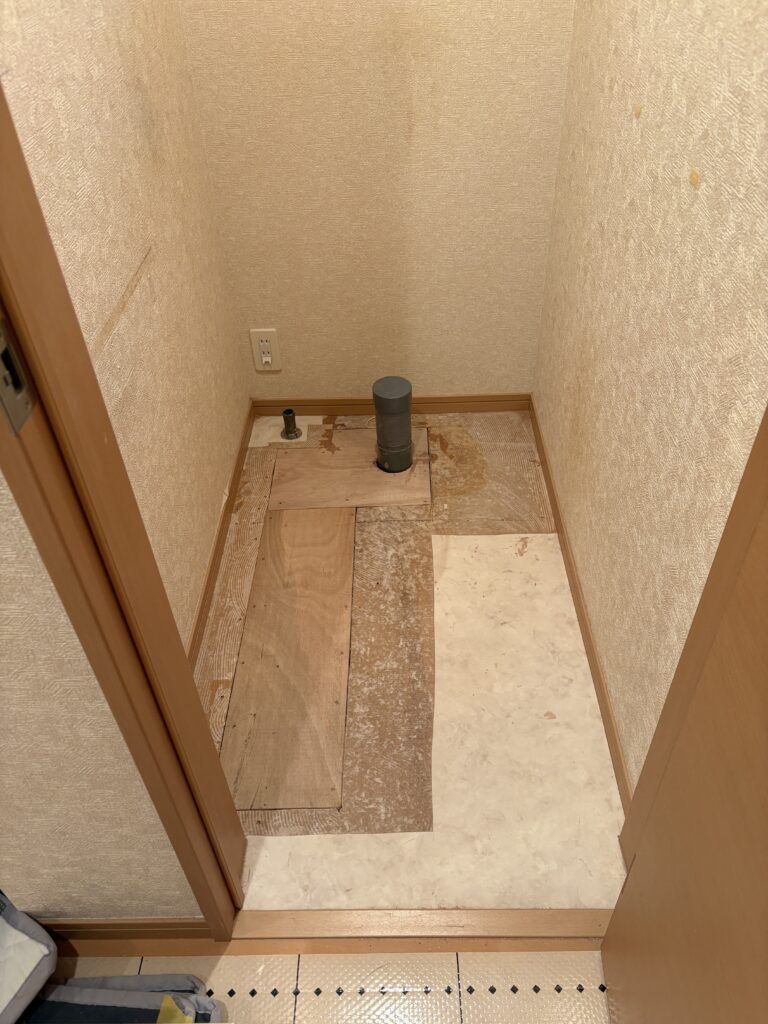 ２階トイレ配管が完了し、床を塞ぎました。