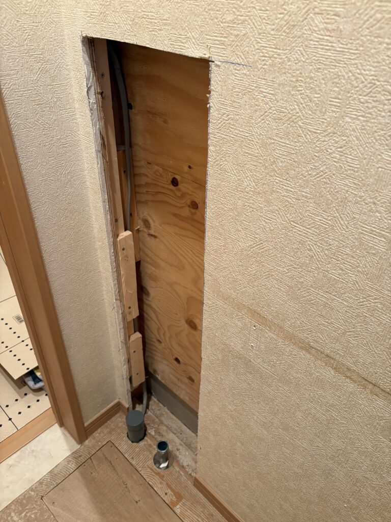 ２階トイレ　手洗い器　埋め込みの為壁を開口し、下地を入れました。