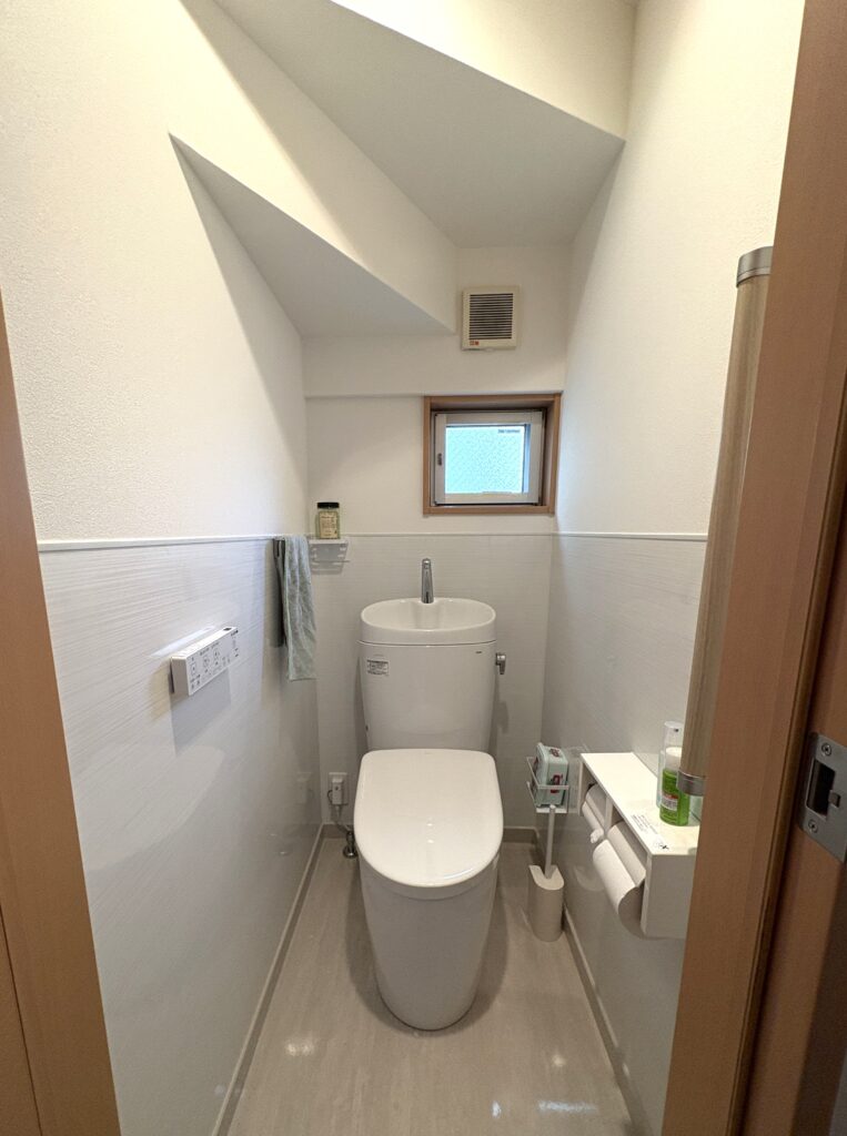 １階トイレ　腰壁、床はトイレパネル貼です。
マグネットでの収納やお掃除がしやすく快適です。