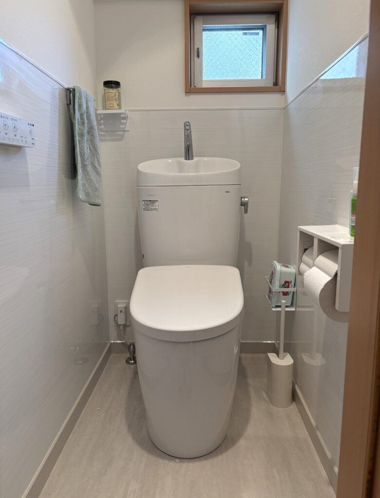 トイレはTOTOピュアレストEX手洗い付きタンクです。凹凸が少ないデザインでお掃除がしやすいです。