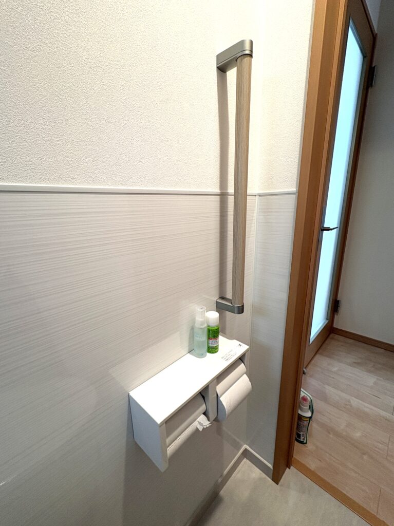 手摺は使いやすい位置を伺い、下地にしっかりと取り付けました。
パーパーホルダーもマグネットでついています。