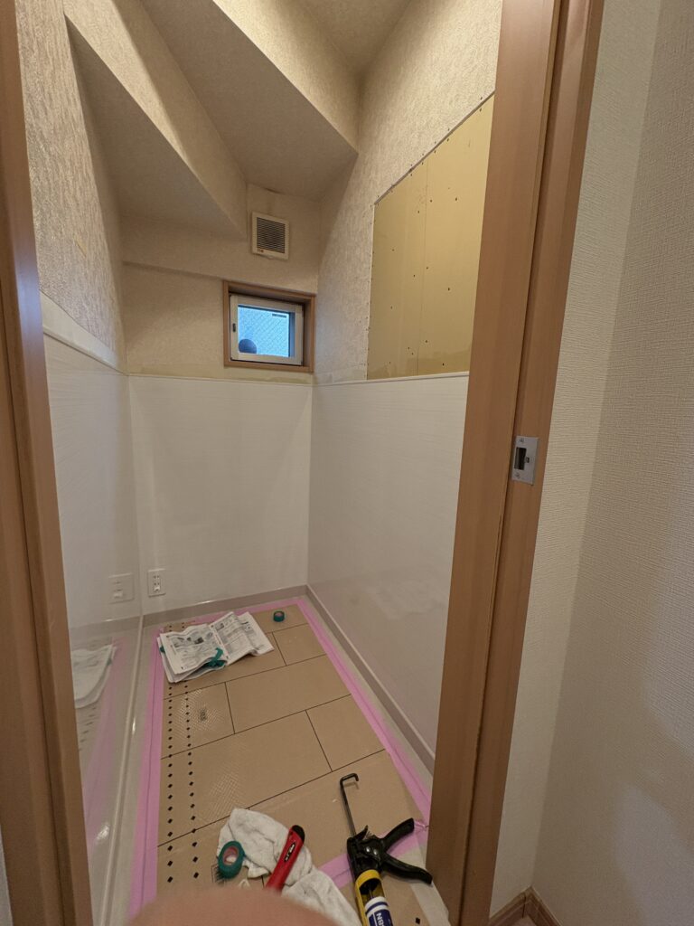 １階トイレ腰壁パネルを貼りました。